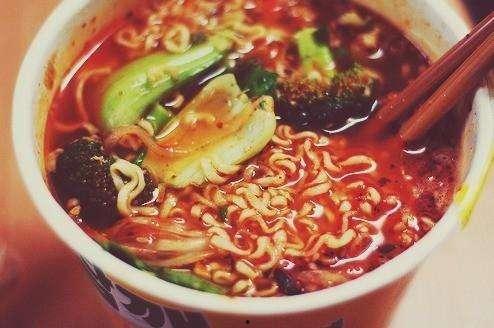 小瓜视频吃泡面,泡面美食大比拼，谁才是泡面达人？