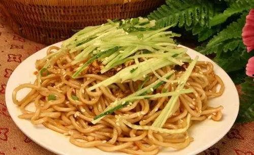 牛大瓜美食吃凉面视频,夏日必备凉面制作大揭秘！