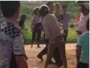 夫妻吃瓜看娃打架视频,家庭欢乐瞬间