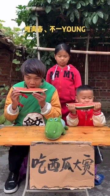 快速吃瓜比赛视频搞笑版,搞笑版快速吃瓜大赛，笑料横飞！