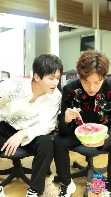 搞怪兄弟吃瓜视频大全集,笑料横生视频大全集