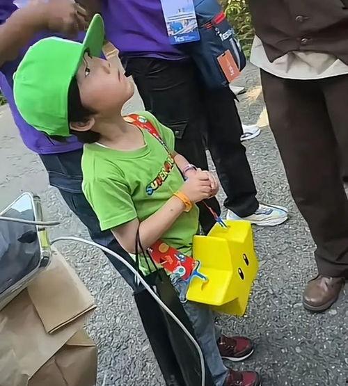 小孩视频 吃瓜图片,小宝贝吃瓜萌态十足