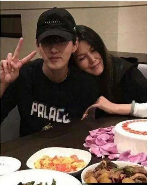 女方妈妈吃大瓜视频大全,揭秘娱乐圈幕后故事