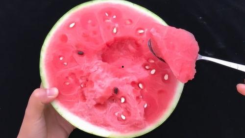 吃瓜用大勺子怎么吃视频,趣味视频教你轻松解锁