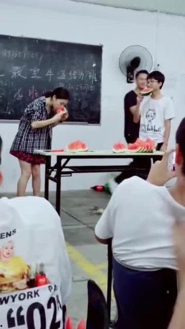 上海女教师吃瓜视频播放,引发网友热议