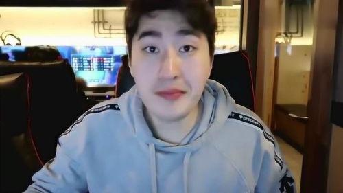 吃瓜小哥正在直播视频,吃瓜小哥带你揭秘娱乐圈幕后故事