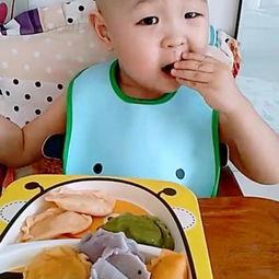 吃哈密瓜的小宝宝视频,小宝宝品尝哈密瓜的可爱瞬间