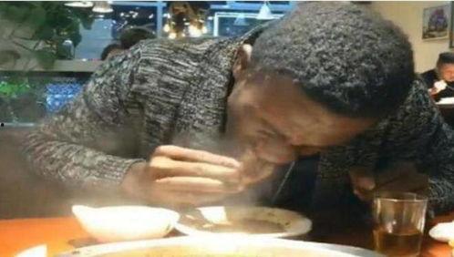 非洲网红吃瓜事件视频播放,视频播放量爆表，揭秘背后真相